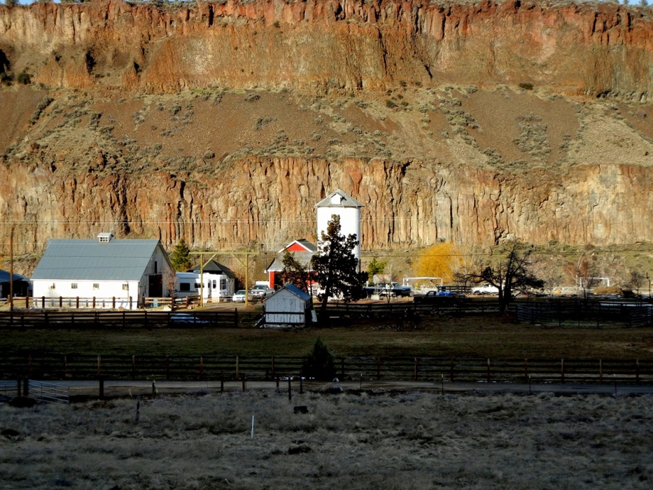 Barn and Silo at the entrance to Horny Hollow Trail